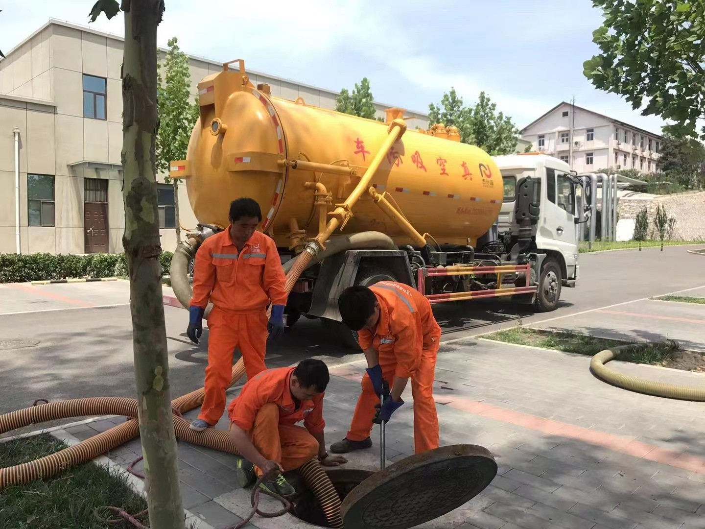 江山管道疏通车停在窨井附近